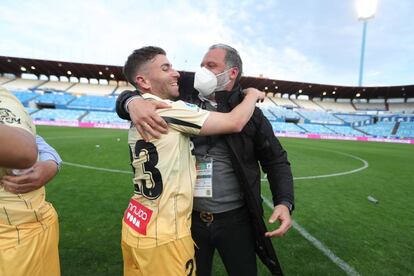 Rufete, a la derecha de la imagen, celebra el ascenso junto al futbolista Adrián Embarba.