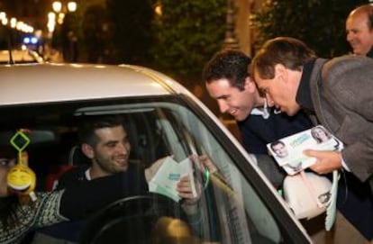 García Egea y González Terol aprovechan un paso de cebra para pedir el voto a un conductor y su acompañante en Granada.