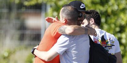 Ramos e Iniesta se abrazan hoy en Las Rozas.