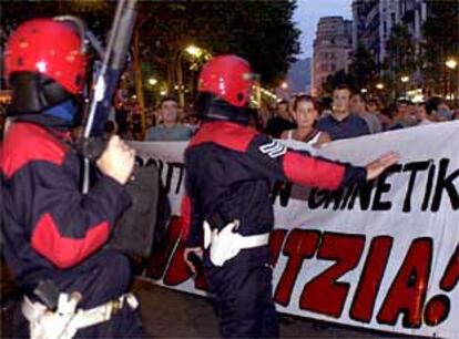 Los <i>ertzainas</i> impidieron ayer la salida de la manifestación de Segi en San Sebastián.