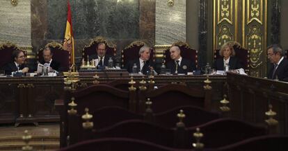 De izquierda a derecha los magistrados del Tribunal Supremo, Andrés Palomo, Miguel Colmenero, Andrés Martínez arrieta, Jose Ramón Verdugo, y Pablo Llarena.