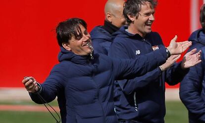 Montella, en el entrenamiento matinal del Sevilla. 