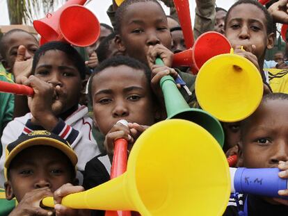 Niños animando con sus <i>vuvuzelas.</i>
