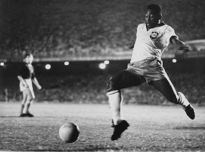 El jugador se hace con el control de la bola durante un partido con la selección, en 1958.