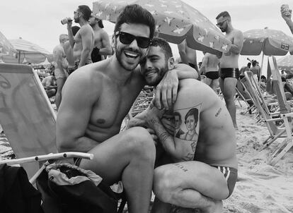 Pelayo D&iacute;az (izq) y su novio Andy Mc Dougall (dcha) en Brasil en una foto de su Instagram.