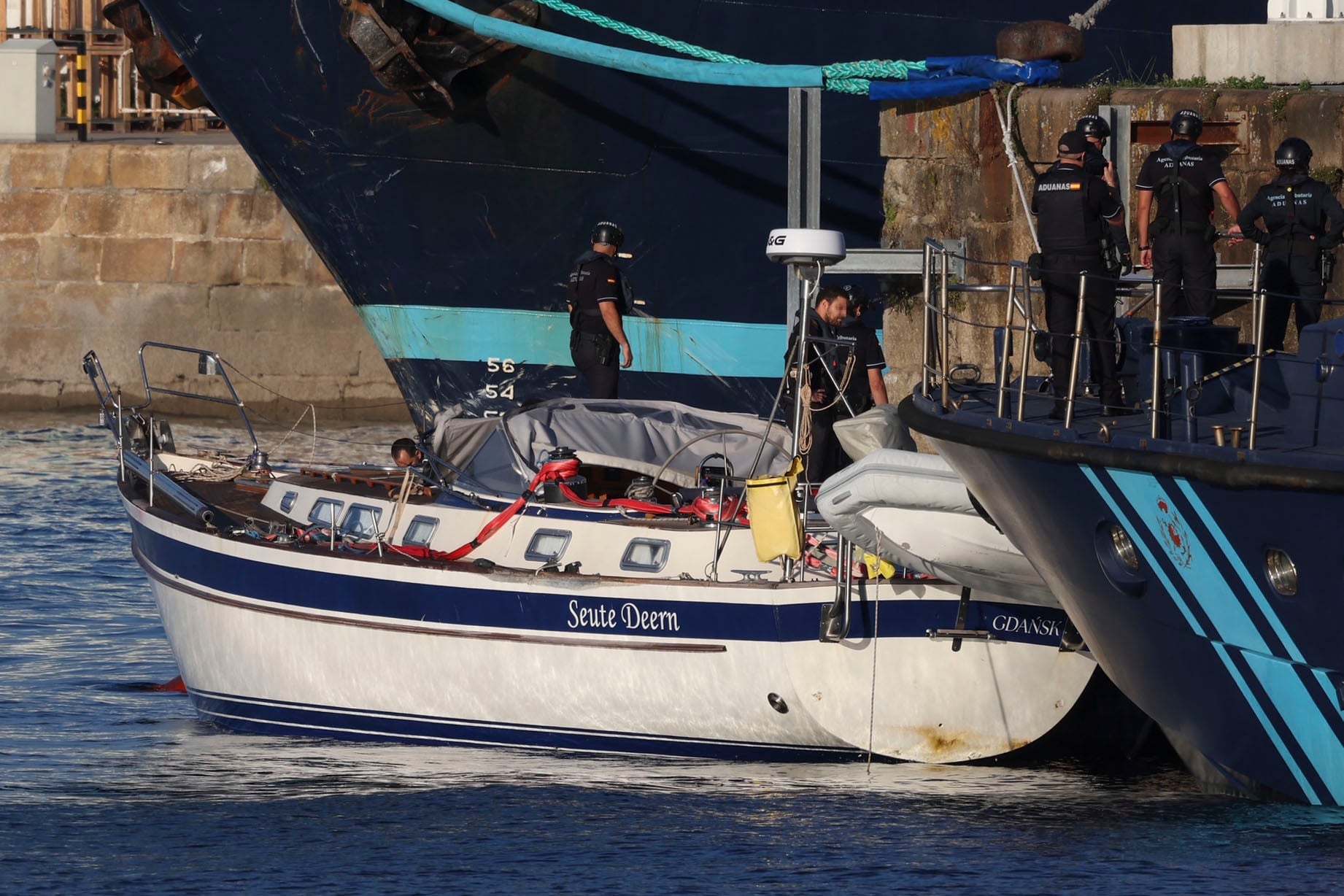 Aduanas apresa un velero con al menos 2.000 kilos de cocaína a 400 millas de Galicia