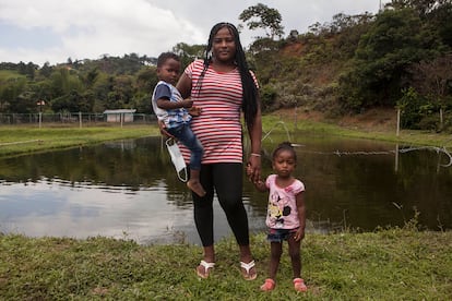 Ingrid Paula Castro, excombatiente de las FARC en proceso de reincorporación, con sus hijos en la finca de la vereda Mandivá, de donde decidieron marcharse por las amenazas recibidas. Pincha en la imagen para ver la fotogalería.