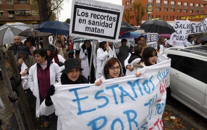 Primer día de huelga de personal sanitario en la Comunidad de Madrid. Recorrido entre el centro de Salud Doctor Cirajas hasta el centro de salud Gandhi en el distrito de Ciudad Lineal.
