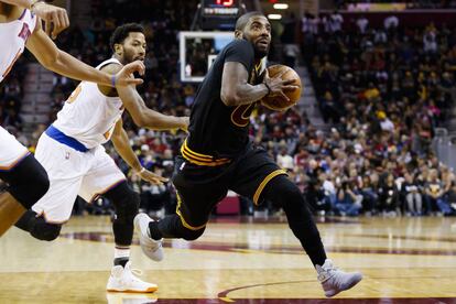 Kyrie Irving, perseguido por dos rivales de los Knicks.