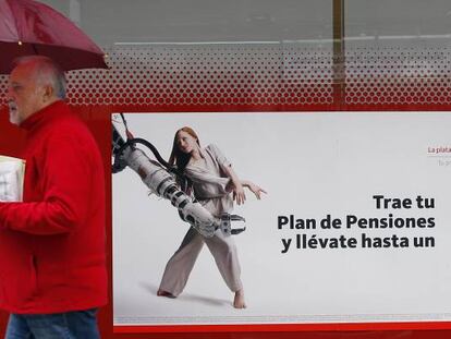 Un anuncio de planes de pensiones en una sucursal del Banco Santander, en Madrid.