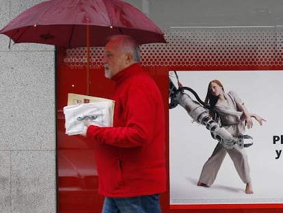 Un anuncio de planes de pensiones en una sucursal del Banco Santander, en Madrid.