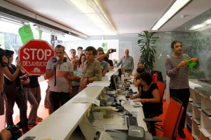 Un centenar de activistas se concentra en la sede de Incasòl contra los desahucios.