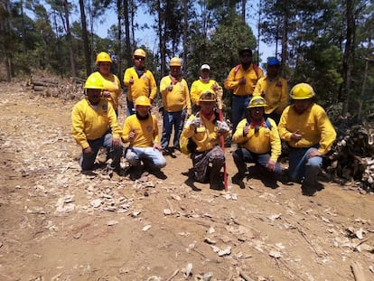 Carlos Mora Navarro (centro) con su equipo de guardas forestales en Nuevo San Juan Parangaricutiro, en mayo de 2024.