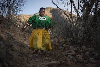 Los tarahumaras corren con la vestimenta tradicional de su comunidad de origen. Las mujeres suelen vestir con faldas y camisas de popelina con colores muy llamativos.