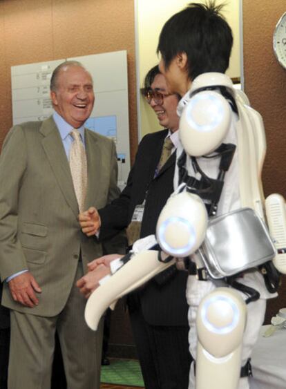Juan Carlos I junto al profesor Sankai en la presentación del traje-robot