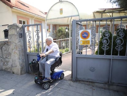 Uno de los ancianos internados en la residencia Arzobispo Morcillo, en Soto del Real (Madrid), abandona el centro en la tarde del miércoles.