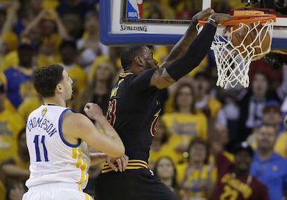 Mate de LeBron James ante Klay Thompson.