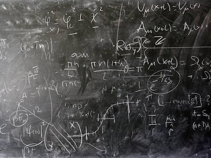 Pizarra llena de f&oacute;rmulas matem&aacute;ticas.