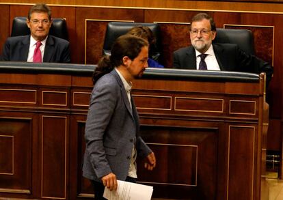 El líder de Podem, Pablo Iglesias, passa per davant del president del Govern, Mariano Rajoy, al Ple.