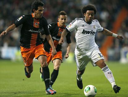 Marcelo disputa el balón con Dani Parejo.