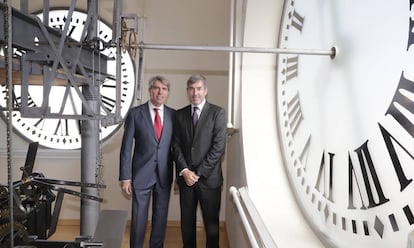 Ángel Garrido y Fernando Clavijo, ante el reloj de la Puerta del Sol.
