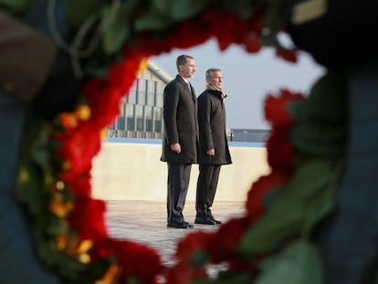 El rey Felipe VI de España junto al secretario general de la OTAN, Jens Stoltenberg, durante su visita oficial a la sede de la OTAN en Bruselas (Bélgica) este miércoles, 21 de noviembre de 2018.