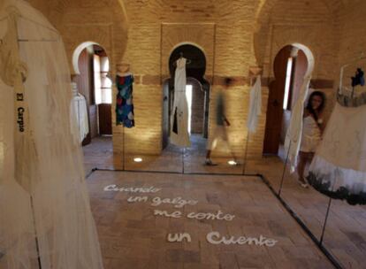 Una instalación de vestidos de la artista Lourdes Bermejo en El Carpio (Córdoba).