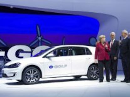 La canciller alemana Angela Merkel, el ministro alem&aacute;n de Transporte, Peter Ramsauer, el presidente del grupo automovil&iacute;stico alem&aacute;n Volkswagen, Martin Winterkorn, y el alcalde de Hesse, Volker Bouffier, junto a un Volkswagen e-Golf, en el Sal&oacute;n del Autom&oacute;vil de Fr&aacute;ncfort (Alemania) 