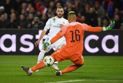 Karim Benzema dispara a puerta ante el portero del PSG, Alphonse Areola.