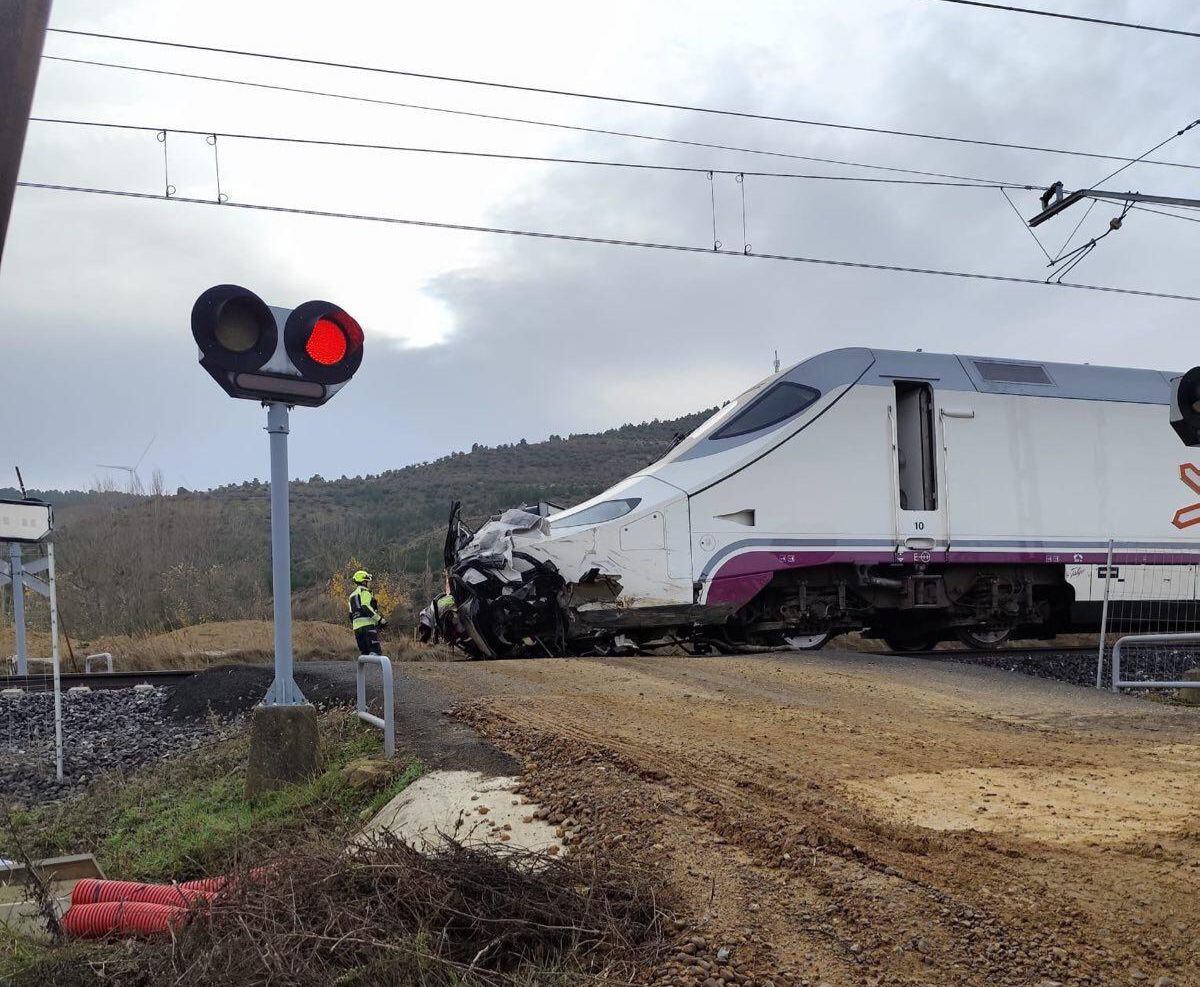 Mueren al menos dos operarios de Adif al arrollar un Alvia un coche en las obras de Palencia