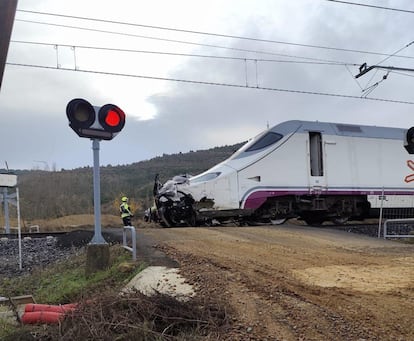 Accidente en Monzón de Campos (Palencia) en una imagen cedida por la subdelegación del Gobierno.