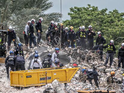 Los equipos de salvamento han vuelto a las tareas de rescate, tras el derrumbamiento controlado de lo que quedaba del edificio que colapsó el 24 de junio.
