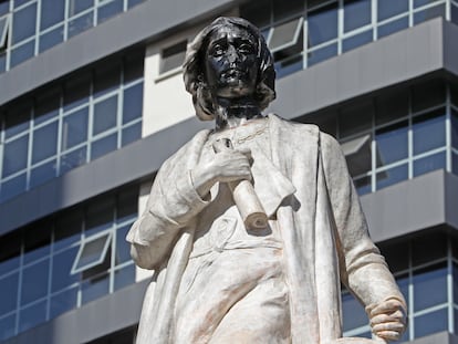 El monumento de Cristóbal Colón sin nariz y con el rostro pintado de negro, este lunes en el centro de La Paz (Bolivia).