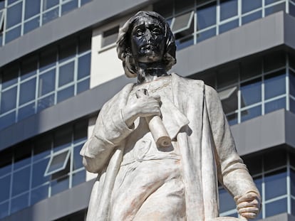 El monumento de Cristóbal Colón sin nariz y con el rostro pintado de negro, este lunes en el centro de La Paz (Bolivia).