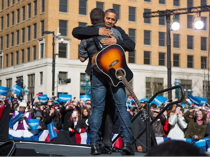 Barack Obama y Bruce Springsteen se abrazan tras un concierto en un mitin de campaña en Madison (Wisconsin) en 2012.