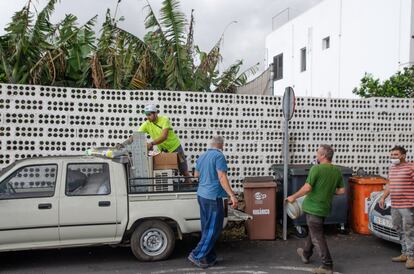 Unos hombres cargan enseres en una camioneta en La Laguna.