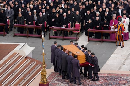 A las 10.48, un grupo de 12 empleados del Vaticano cogió a hombros el féretro de Benedicto XVI y volvió a llevárselo al interior de la basílica. Francisco se levantó, y en uno de los momentos más solemnes de la celebración, y se colocó en uno de los extremos para bendecirlo antes de que desapareciese de nuevo en el interior de la basílica, mientras se cerraban las cortinas de terciopelo rojo de la entrada y volvían a doblar las campanas. En ese momento, decenas de fieles gritaban “santo subito”, pidiendo la beatificación inmediata del difunto. En la imagen, el traslado del féretro del papa para su entierro tras la misa en la plaza de San Pedro. 