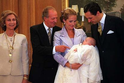 Bautizo del primer hijo de la infanta Elena y primer nieto del rey, Felipe Juan Froilán de Todos los Santos, en el palacio de la Zarzuela. En la imagen, La reina Sofía, el rey Juan Carlos (haciéndole carantoñas al niño), la infanta Elena y su marido, Jaime de Marichalar.