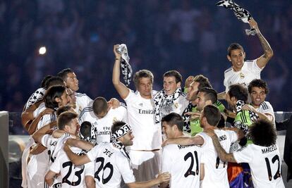 Los jugadores del Real Madrid forman un c&iacute;rculo durante la celebraci&oacute;n de hoy en el Bernab&eacute;u por su triunfo en la Champions.