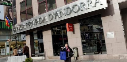 Una mujer pasea ante una oficina del BPA.