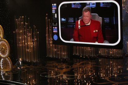 Enterprise en los Oscar. El presentador Seth MacFarlane habla con William Shatner, el mismísimo capitán Kirk llama al orden desde el futuro.