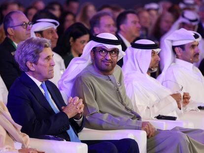 El ministro de Industria y CEO de ANDOC, el sultán Ahmed Al Jaber (en el centro), con John Kerry, el 14 de enero en Abu Dabi.