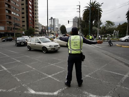 Police try to deal with the chaos generated by non-functioning traffic lights after recent power outages in Quito.