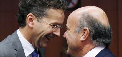 Jeroen Dijsselbloem y el ministro de econom&iacute;a Luis de Guindos.