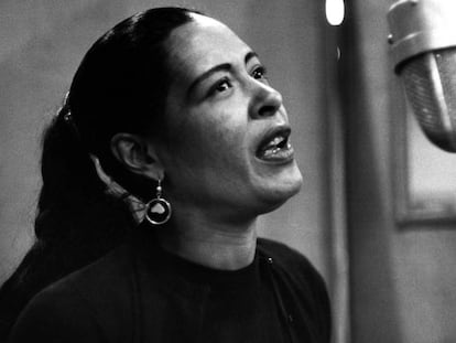 La cantante Billie Holiday, durante una sesión de grabación en 1957.