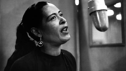 La cantante Billie Holiday, durante una sesión de grabación en 1957.
