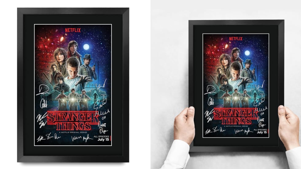 Póster enmarcado con las firmas de los protagonistas de 'Stranger Things'.