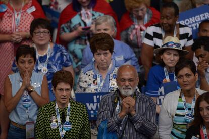 Diputados del Partido Demócrata escuchan el discurso de Bernie Sanders en el primer día de la Convención Nacional Demócrata de EEUU.