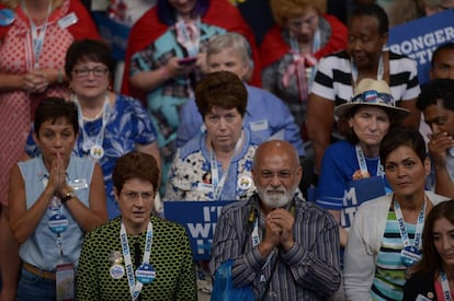 Diputados del Partido Demócrata escuchan el discurso de Bernie Sanders en el primer día de la Convención Nacional Demócrata de EEUU.