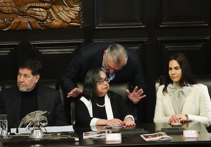 Adán Augusto y Norma Piña (centro) conversan durante una sesión en el Senado de la república, el 8 de octubre de 2024.